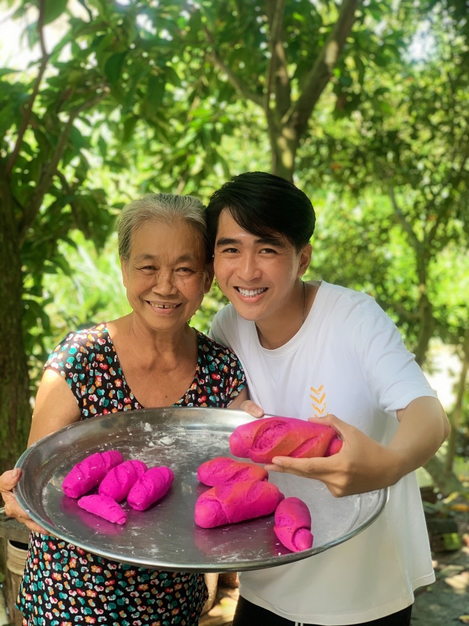 Chàng trai xứ sở sen hồng cùng bà nội kể chuyện làm bánh dân gian - 2 Chàng trai xứ sở sen hồng cùng bà nội kể chuyện làm bánh dân gian - 2