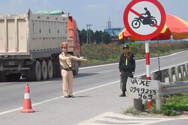 Bắc Giang: Chặn đứng hiểm họa xe máy luồn lách giữa các làn đường cao tốc