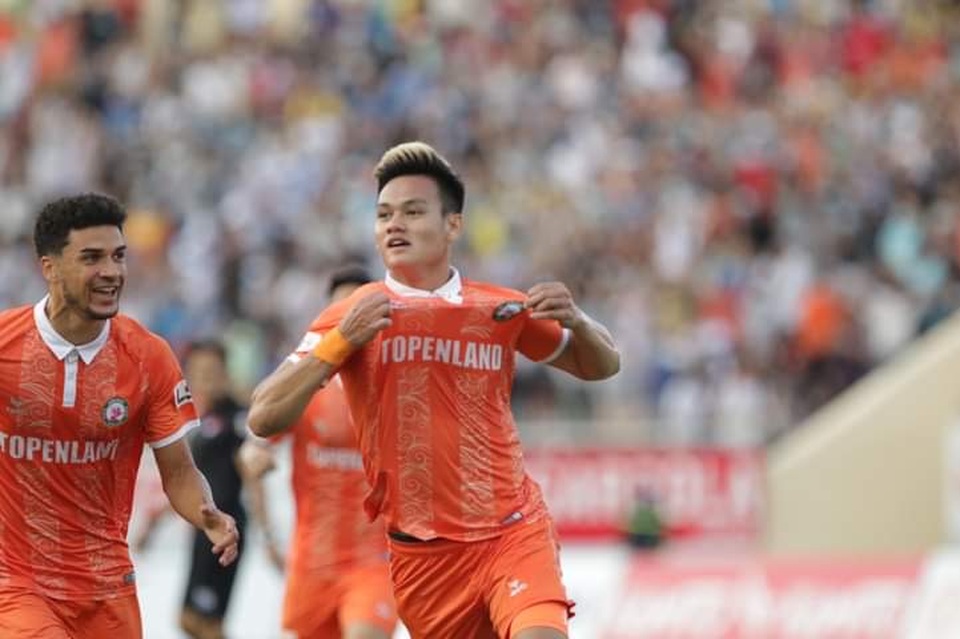 Tấn Tài giúp Bình Định FC chiến thắng ở trận đấu HLV Park Hang Seo dự khán - 7 Tấn Tài giúp Bình Định FC chiến thắng ở trận đấu HLV Park Hang Seo dự khán - 7