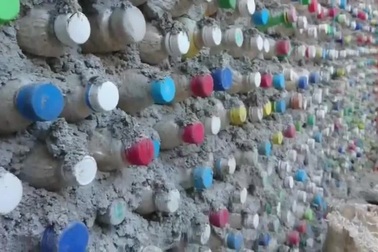 Người dân trên đảo hào hứng giúp đỡ anh Lợi dồn cát vào chai nhựa.