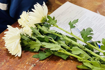 Xúc động hình ảnh hoa cúc trắng và đề thi trên bàn học của nam sinh đã mất