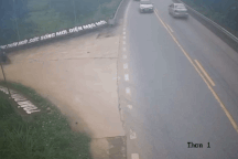 Người đi xe máy lao vào xe đầu kéo một cách đầy khó hiểu