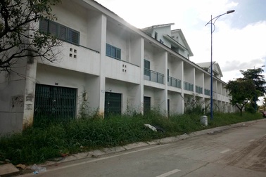 Cận cảnh nhếch nhác của hàng chục căn nhà liền kề bị bỏ hoang