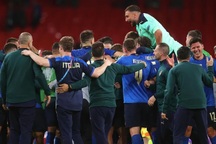 Cảm xúc vỡ òa của đội tuyển Italia sau trận thắng nghẹt thở trước Áo