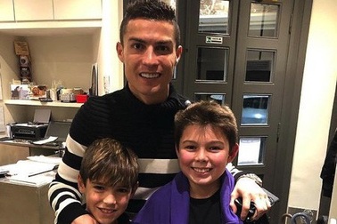 C.Ronaldo gây bất ngờ khi tươi cười chụp ảnh cùng con trai Buffon