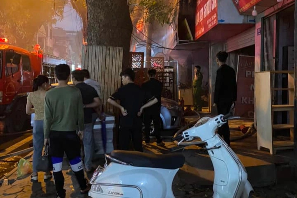 Cháy xưởng gỗ, khói đen bốc cao hàng chục mét ở Hà Nội - 2 Cháy xưởng gỗ, khói đen bốc cao hàng chục mét ở Hà Nội - 2