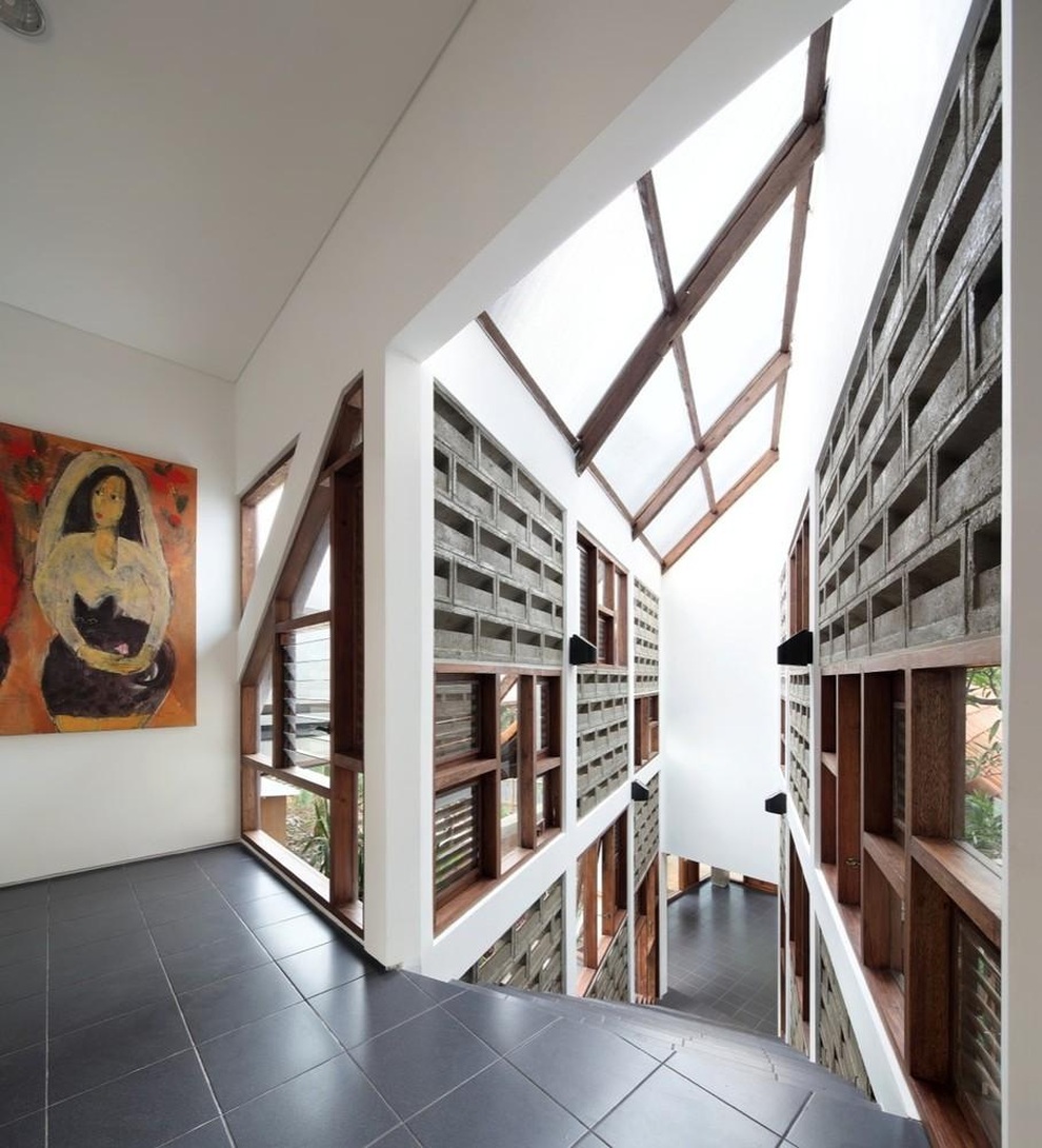 Nhà làm từ gỗ tái chế, thiết kế không tường, không vách ngăn đẹp bất ngờ - 10