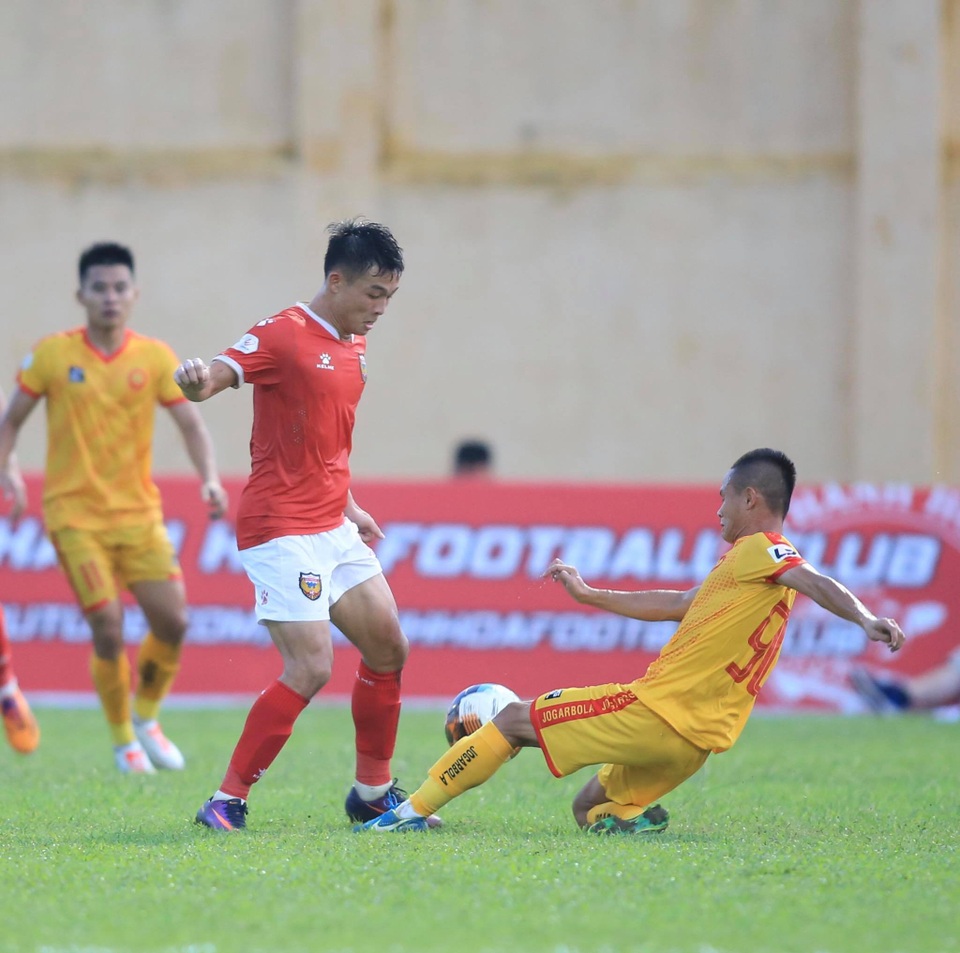 Thắng CLB Thanh Hoá, HL Hà Tĩnh sáng cửa đua… vô địch - 3 Thắng CLB Thanh Hoá, HL Hà Tĩnh sáng cửa đua… vô địch - 3