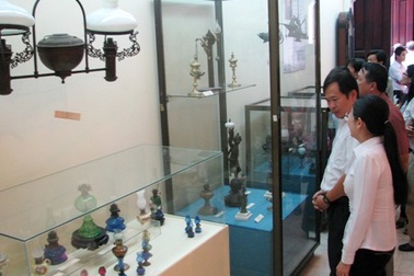 Độc đáo hàng trăm ngọn đèn cổ  