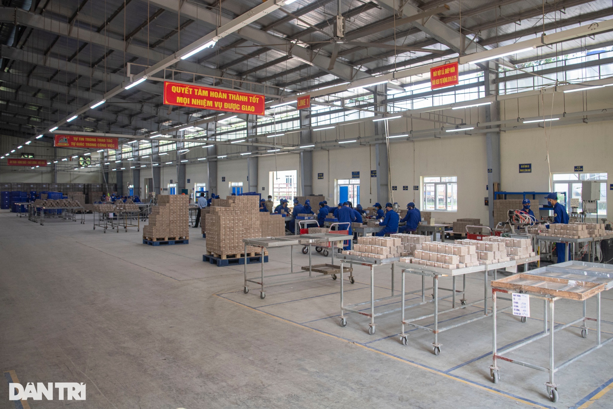 Cận cảnh quy trình sản xuất pháo hoa Việt Nam tại Nhà máy Z121 - 1