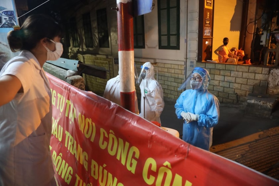 Phun khử khuẩn nơi có trường hợp nghi mắc Covid-19 trên phố Hoàng Hoa Thám - 10 Phun khử khuẩn nơi có trường hợp nghi mắc Covid-19 trên phố Hoàng Hoa Thám - 10