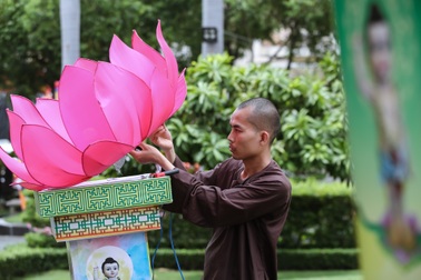 Đài tưởng niệm Bồ tát Thích Quảng Đức trang hoàng mừng Đại lễ