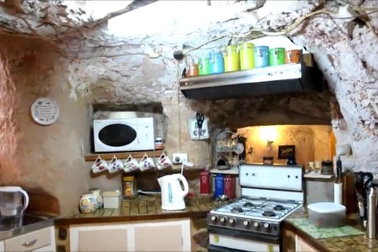 Tới thăm thị trấn nơi 80% người dân sống dưới lòng đất