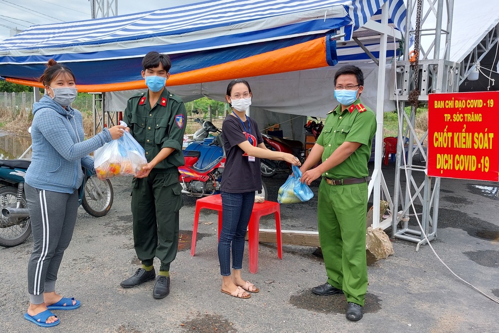 Đội quân tóc dài vừa lo việc nhà vừa hăng hái phòng, chống dịch Covid-19 - 4 Đội quân tóc dài vừa lo việc nhà vừa hăng hái phòng, chống dịch Covid-19 - 4