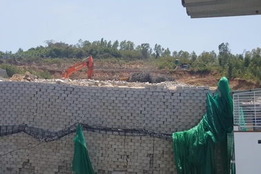 Hoàn tất di tản dân, bức tường “khủng” sai phép đang được tháo