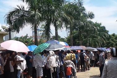 Cơ cực xếp hàng từ đêm mua vé xem U19 Việt Nam