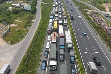 Kiểm soát người vào thủ đô, cao tốc Pháp Vân - Cầu Giẽ ùn tắc hàng cây số