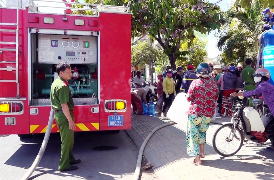 Dùng xe cứu hỏa chở nước “giải khát” cho người dân Bến Tre - 1 Dùng xe cứu hỏa chở nước “giải khát” cho người dân Bến Tre - 1