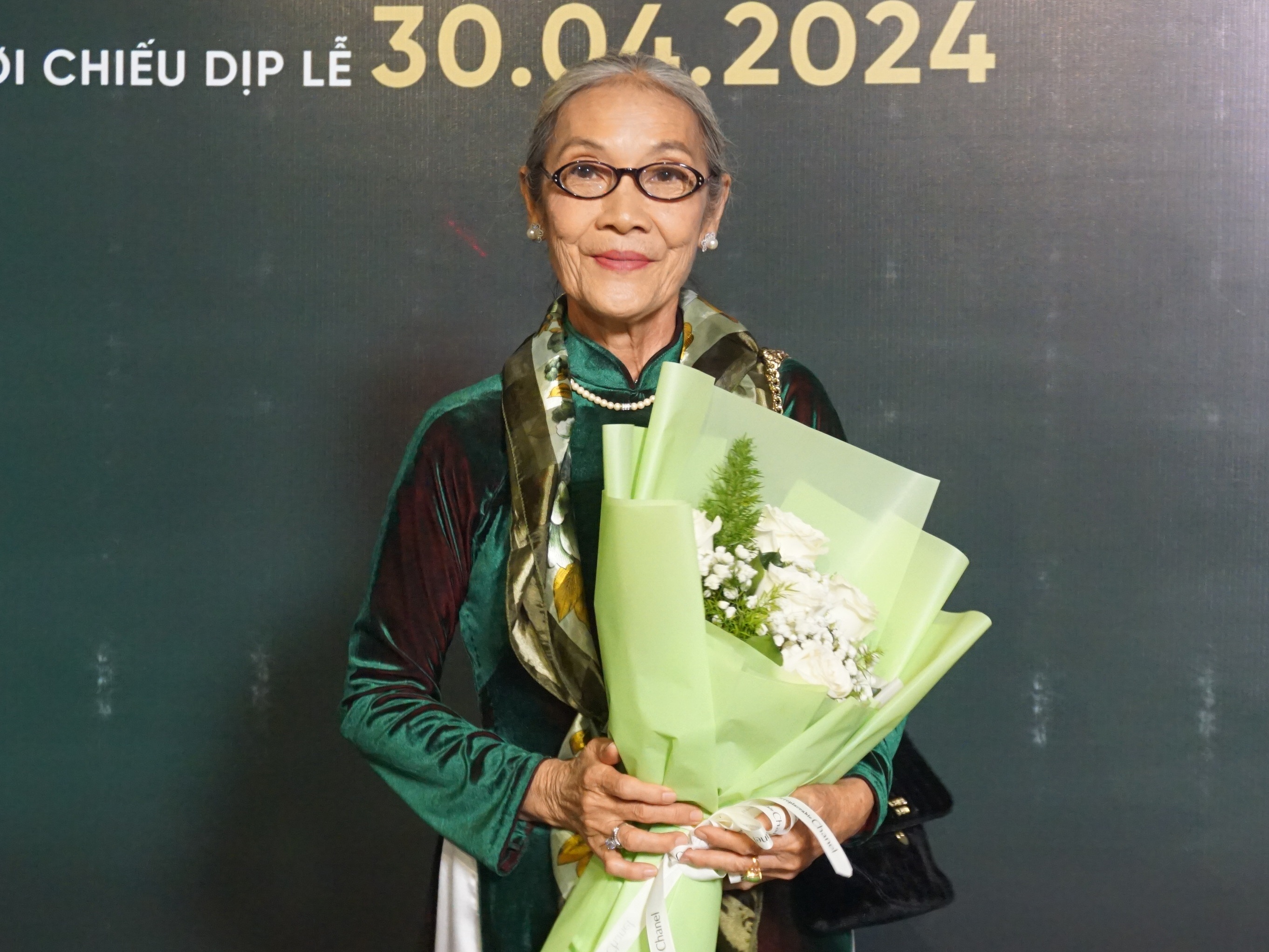 映画「ラット・マット:ミッドナイト」の70歳未満の女性主演女優は、今でも一緒に写真を撮りたいとファンに頼まれている - 4 Nữ chính U70 của phim Lật mặt: Nửa đêm vẫn có fan xin chụp ảnh cùng - 4