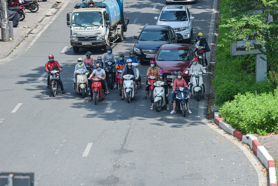 Người dân quay cuồng với nắng nóng đầu hè, mặc 3 lớp áo vẫn bỏng rát - 5 Người dân quay cuồng với nắng nóng đầu hè, mặc 3 lớp áo vẫn bỏng rát - 5
