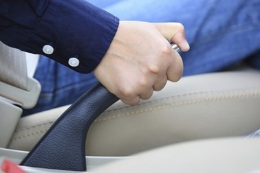 Phanh tay truyền thống dần biến mất trên ô tô đời mới