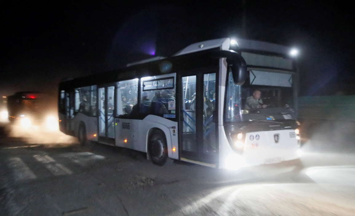 Cận cảnh thương binh Ukraine rời pháo đài Azovstal sau lệnh đầu hàng - 8 Cận cảnh thương binh Ukraine rời pháo đài Azovstal sau lệnh đầu hàng - 8