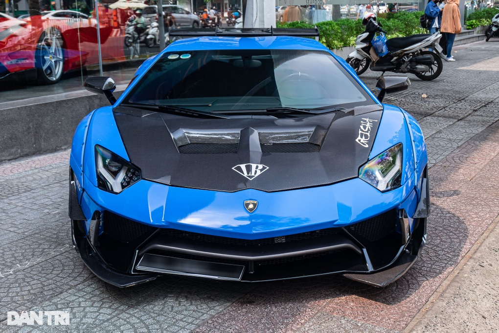 Ngắm siêu xe Lamborghini Aventador độ Liberty Walk độc nhất Việt Nam - 4 Ngắm siêu xe Lamborghini Aventador độ Liberty Walk độc nhất Việt Nam - 4
