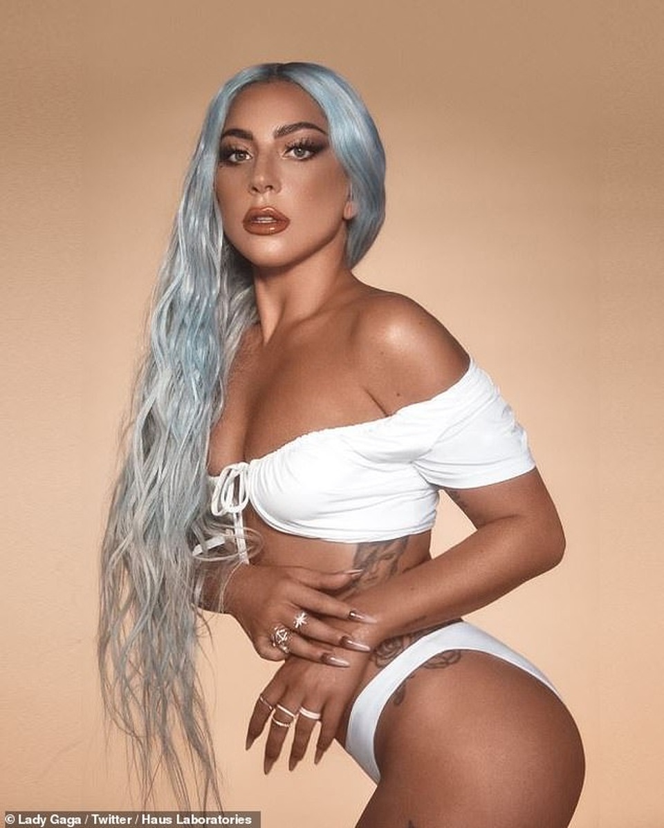 Lady Gaga hở bạo quảng cáo mỹ phẩm - 2 Lady Gaga hở bạo quảng cáo mỹ phẩm - 2