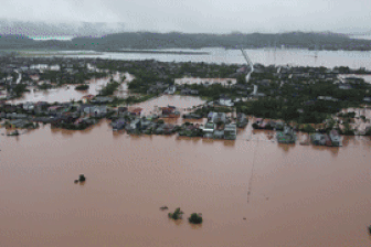 “Bão làm tốc hết mái nhà, giờ lũ cuốn trôi cả đàn gà”