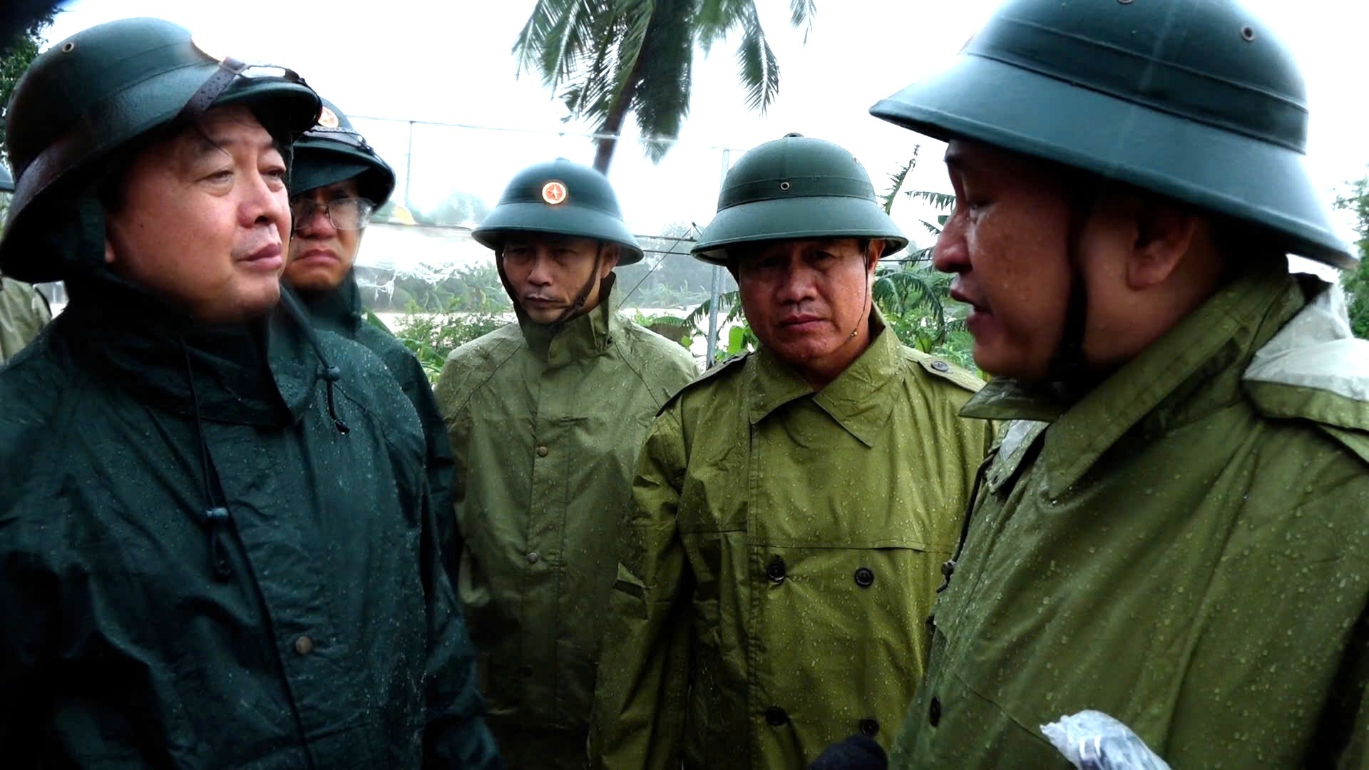 Lũ dâng ngang mái nhà, Phó Thủ tướng trực tiếp chỉ đạo cứu dân - 10 Lũ dâng ngang mái nhà, Phó Thủ tướng trực tiếp chỉ đạo cứu dân - 10