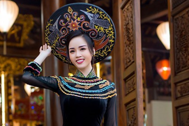 Hoa khôi Sinh viên Cần Thơ đằm thắm với áo dài hoa văn thổ cẩm