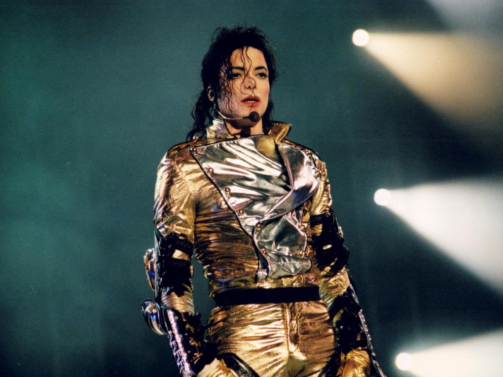 21 tuổi, cậu út nhà Michael Jackson gây sốt với vẻ nam tính, chững chạc - 2 21 tuổi, cậu út nhà Michael Jackson gây sốt với vẻ nam tính, chững chạc - 2