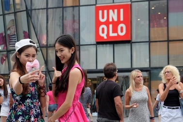 Rộ mốt chụp ảnh selfie với Uniqlo sau clip "mây mưa"