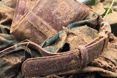 Tìm thấy một số đồ dùng cá nhân của chiến sĩ biên phòng mất tích