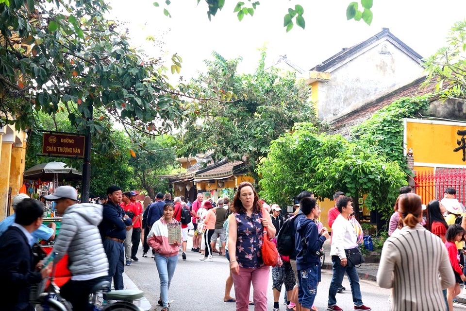 Du khách đổ về Hội An đón năm mới - 2