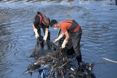 Những chàng trai tự nguyện "bơi" vào kênh ô nhiễm để gom rác ngày cận Tết