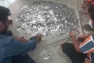 Quá trình kiểm đếm đống tiền xu được dùng để mua xe motor