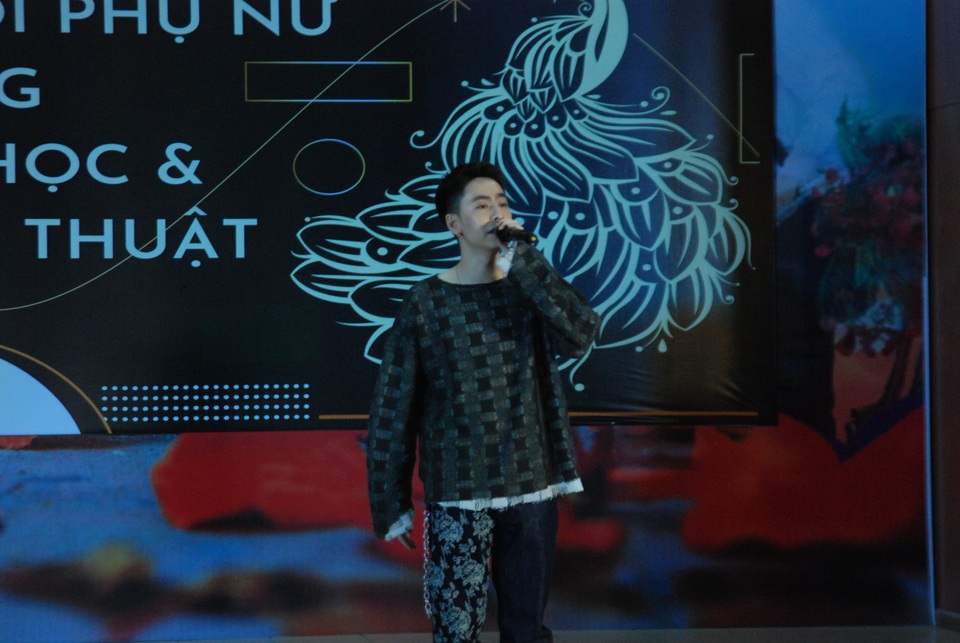 Diễn viên Bí Mật Của Gió được hàng ngàn học sinh săn đón tại Hà Nội - 4 Diễn viên Bí Mật Của Gió được hàng ngàn học sinh săn đón tại Hà Nội - 4