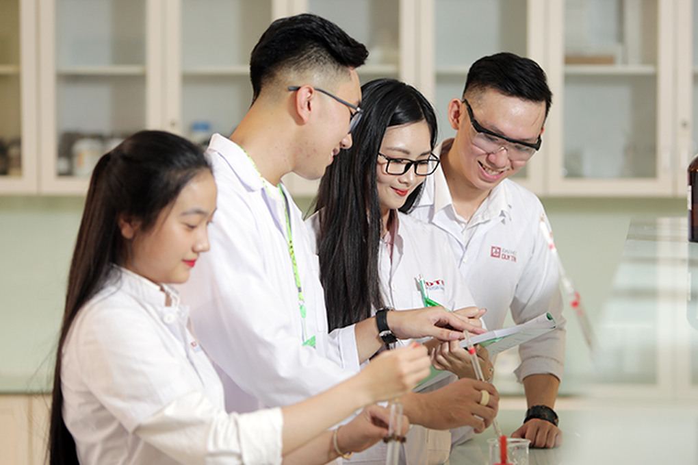 Bác sĩ sẽ xuất khẩu thành thơ để cứu người khi ngành y xét tuyển môn văn? - 2 Bác sĩ sẽ xuất khẩu thành thơ để cứu người khi ngành y xét tuyển môn văn? - 2