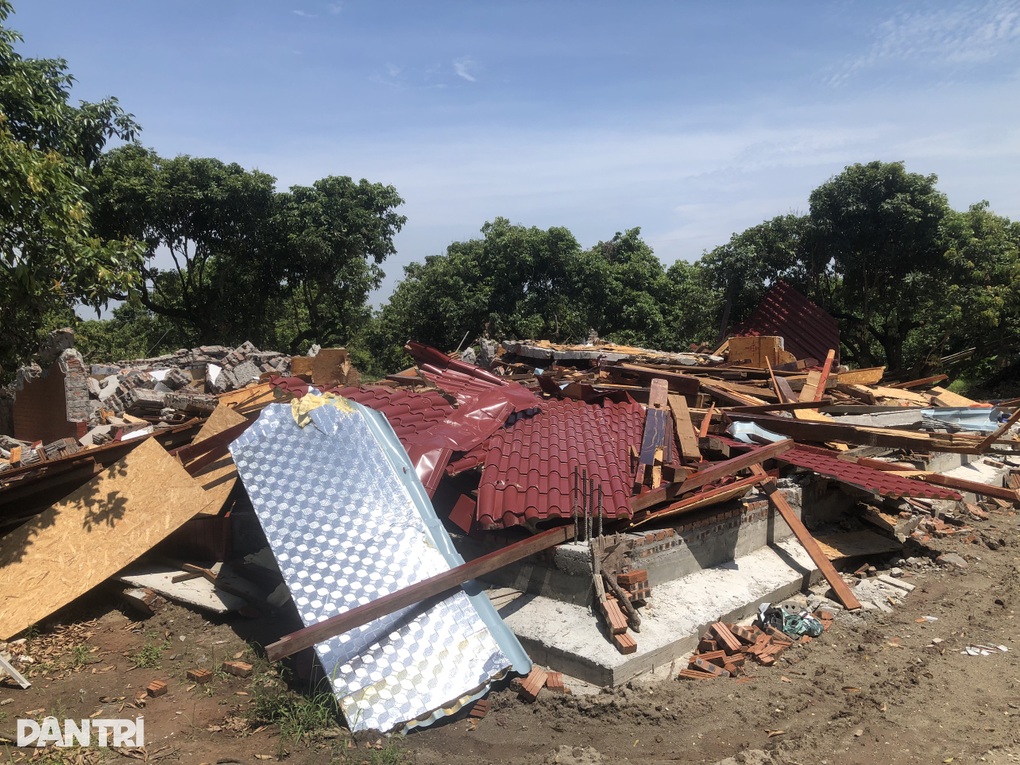 Nhà nghỉ, quán karaoke mọc trên đất nông nghiệp: Tháo dỡ một số công trình - 4 Nhà nghỉ, quán karaoke mọc trên đất nông nghiệp: Tháo dỡ một số công trình - 4