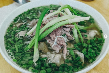 Đầu bếp Mỹ gốc Việt ăn quán bình dân, khen hết lời món ngon Hà Nội