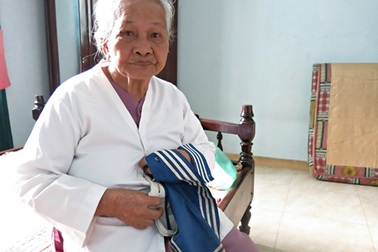 Suốt 25 năm mẹ mặc tấm áo của con trai đã hy sinh