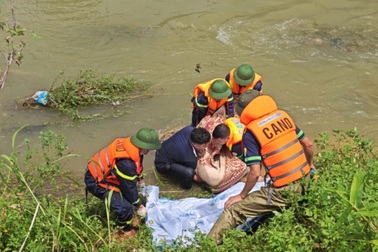 Đưa 3 con nhỏ đi tắm suối, cha bị đuối nước thương tâm
