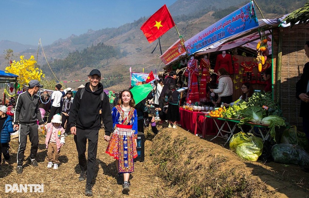 Hàng ngàn người dân Sa Pa háo hức vui hội xuân - 4 Hàng ngàn người dân Sa Pa háo hức vui hội xuân - 4