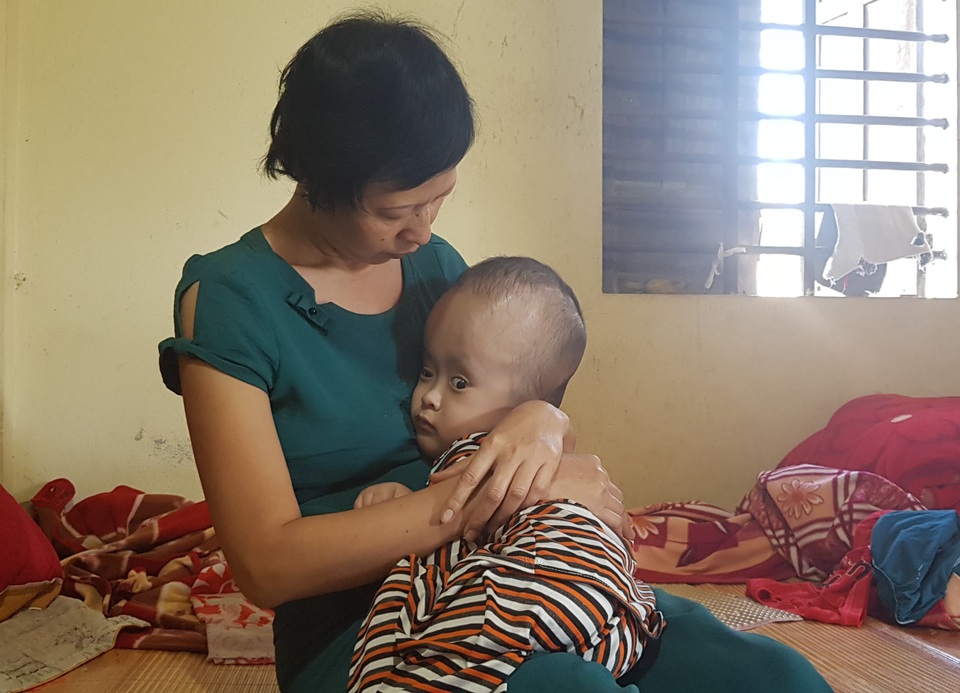 Bạn đọc giúp đỡ gia đình bé bị não úng thuỷ hơn 42 triệu đồng - 3 Bạn đọc giúp đỡ gia đình bé bị não úng thuỷ hơn 42 triệu đồng - 3