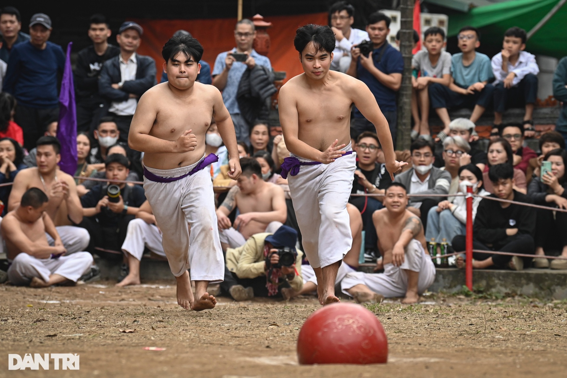 Trai tráng Hà Nội cởi trần, tranh đua quyết liệt quả cầu son 20kg - 4