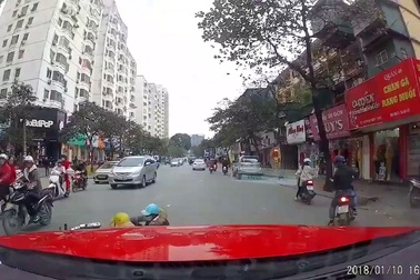 Hai cô gái đi xe máy bị tông ngã vì sang đường không quan sát