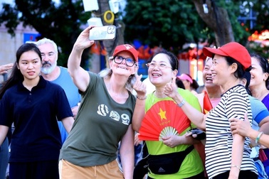 Toàn quyền Australia tản bộ quanh hồ Gươm, trải nghiệm thu Hà Nội