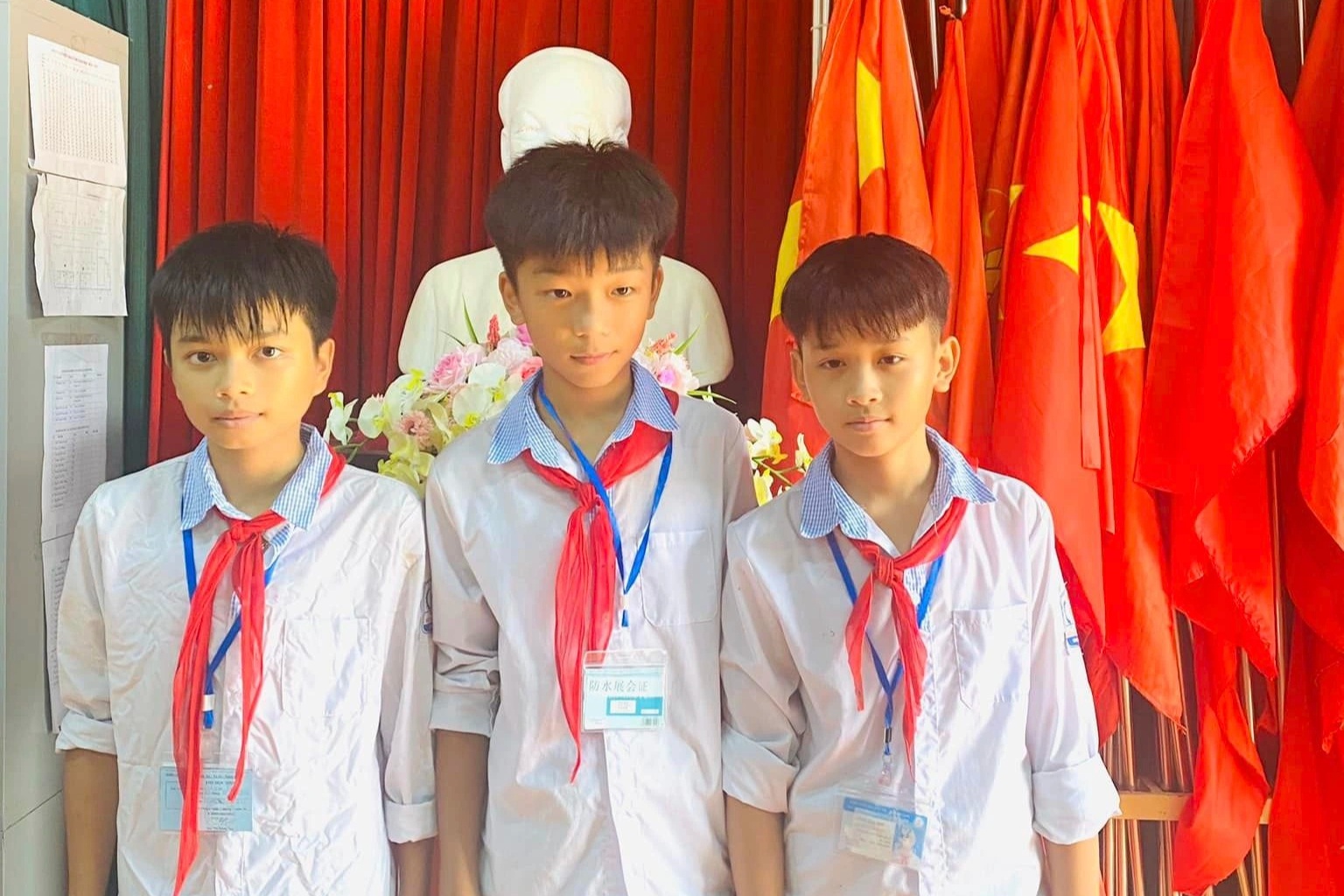 Tiga pelajar sekolah menengah menemui hampir 160 juta VND dan mengembalikannya kepada pemiliknya - 1 Ba học sinh cấp 2 nhặt được gần 160 triệu đồng, trả lại người đánh rơi - 1