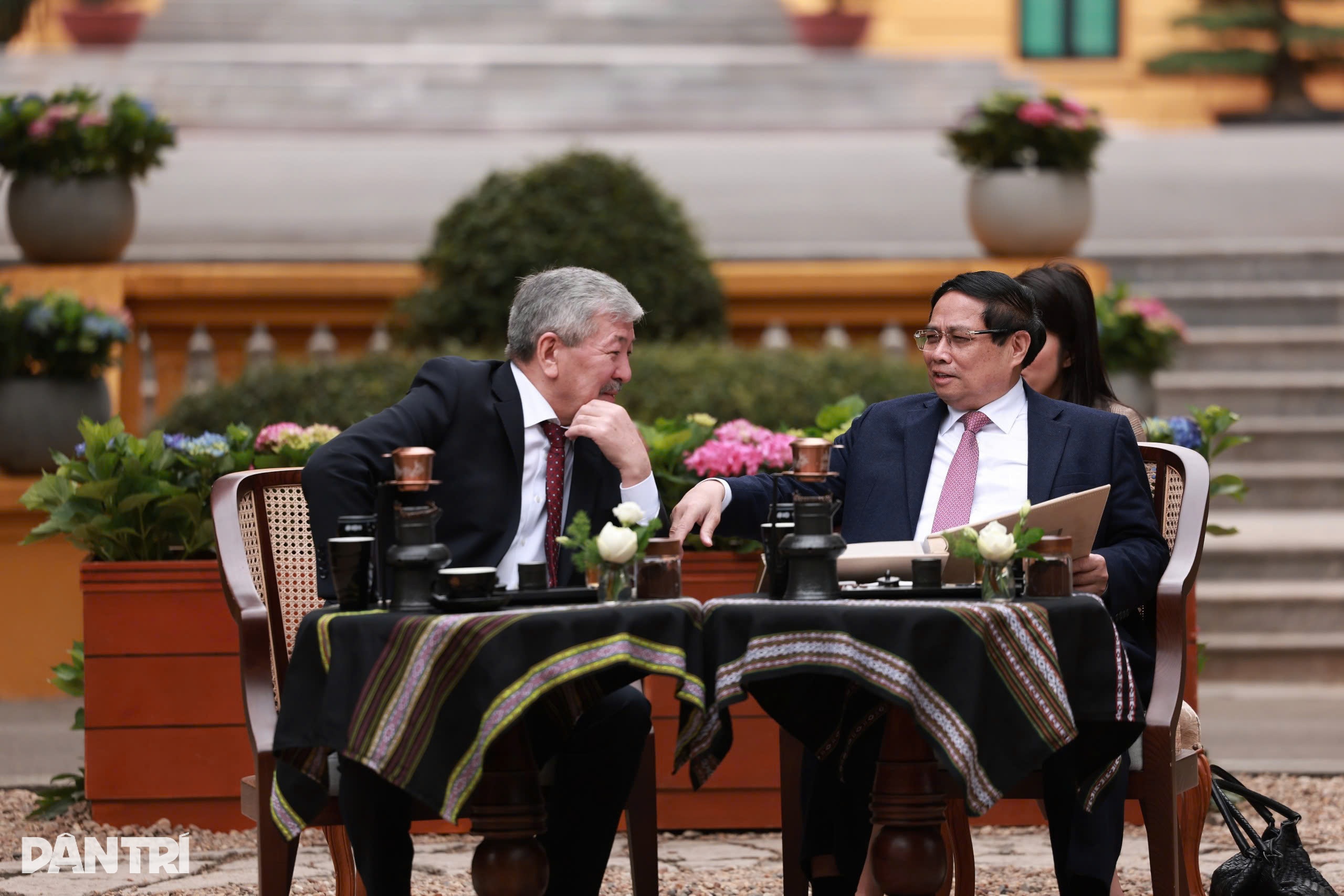 Kyrgyzský premiér si v Prezidentském paláci pochutnává na vietnamské kávě - 2 Thủ tướng Kyrgyzstan thưởng thức cà phê Việt trong Phủ Chủ tịch - 2